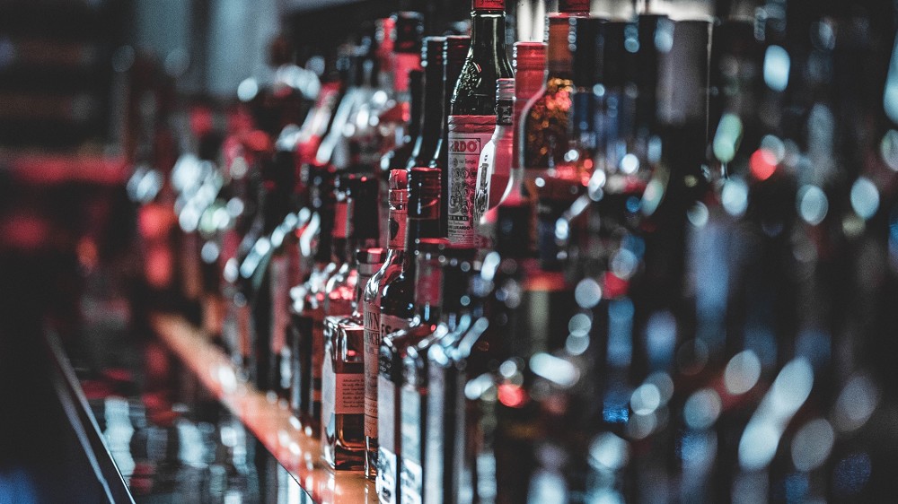Drinks_in_a_bar_on_a_shelf